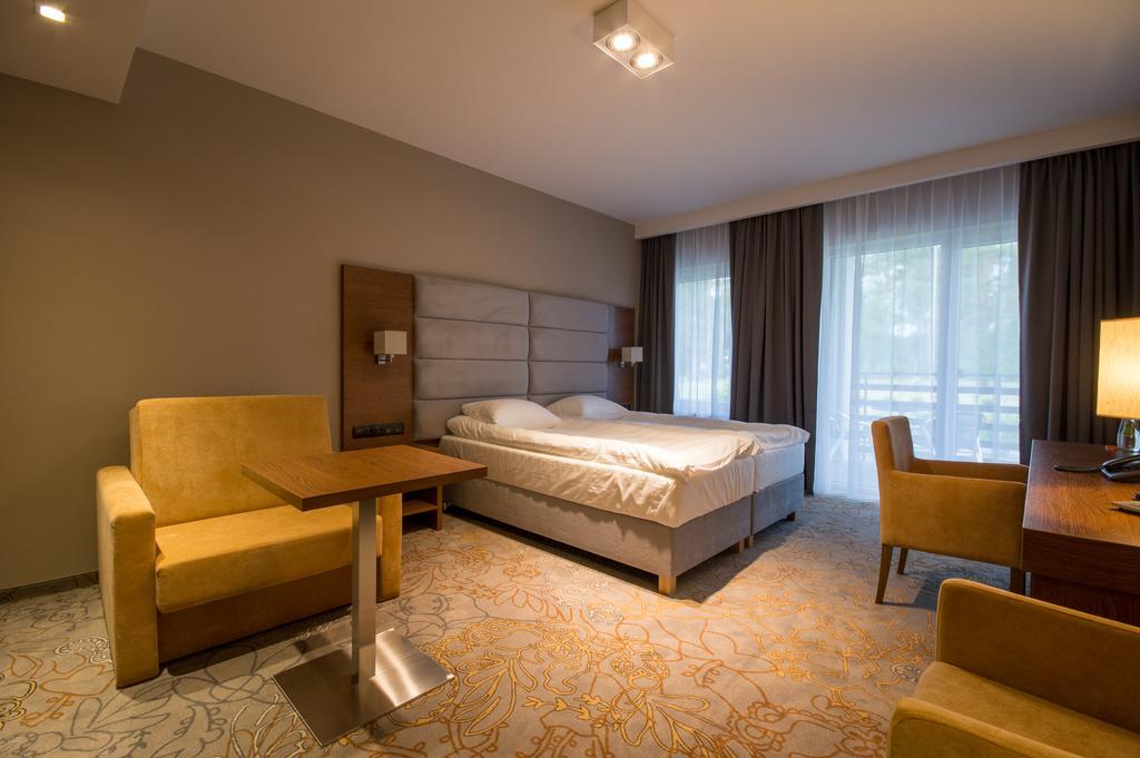 Rezydencja Sosnowa Luxury Hotel يانوف لوبلسكي المظهر الخارجي الصورة