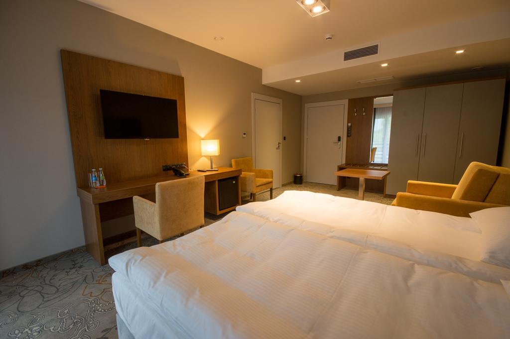 Rezydencja Sosnowa Luxury Hotel يانوف لوبلسكي المظهر الخارجي الصورة