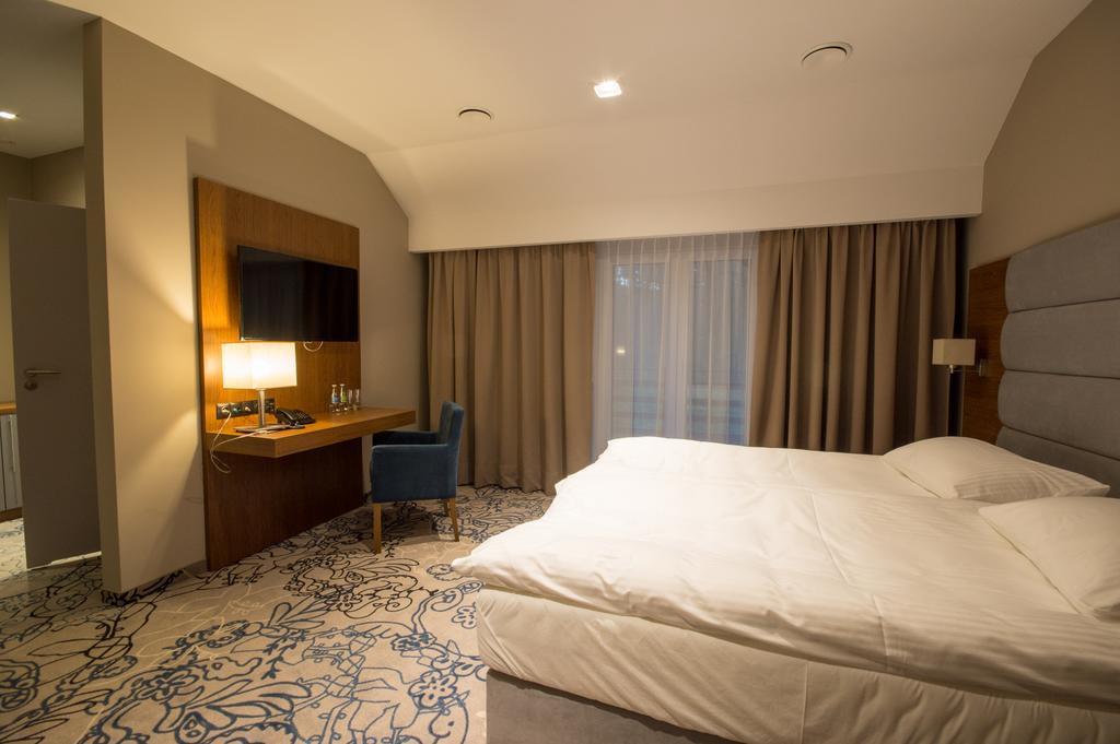 Rezydencja Sosnowa Luxury Hotel يانوف لوبلسكي المظهر الخارجي الصورة