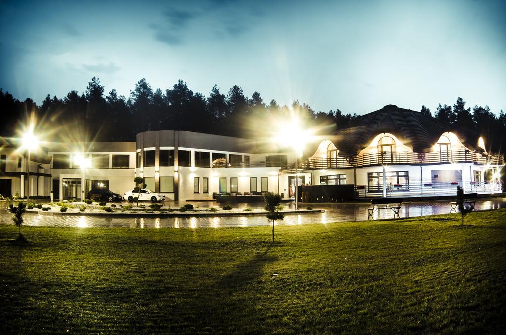 Rezydencja Sosnowa Luxury Hotel يانوف لوبلسكي المظهر الخارجي الصورة